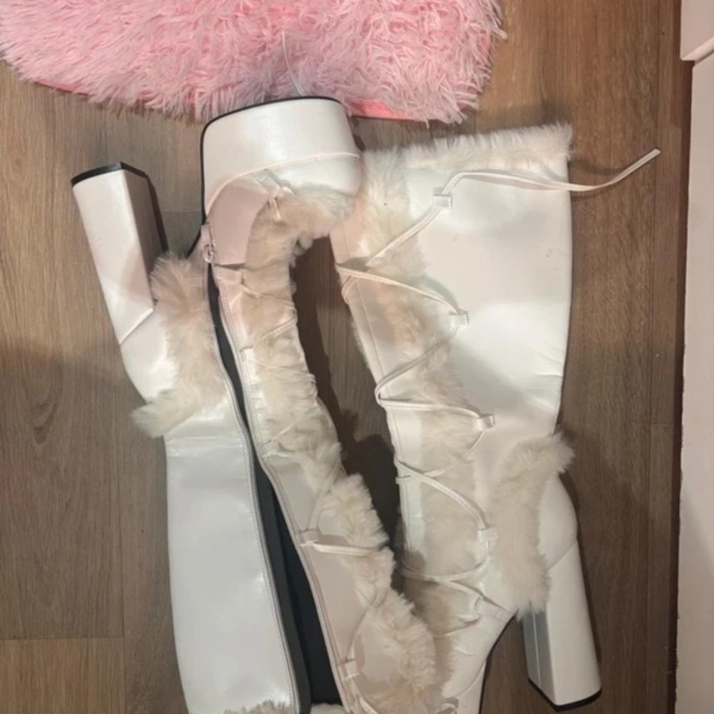 Stylish White Fur-Lined Women's Boots